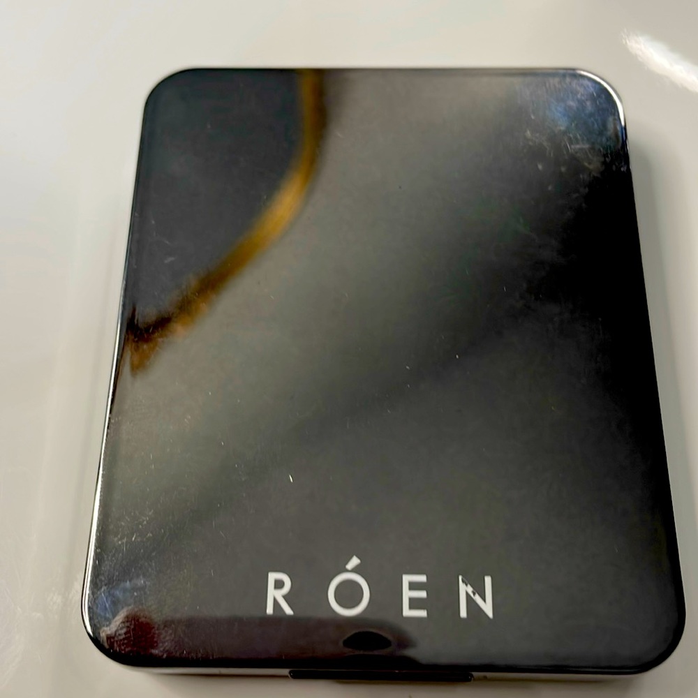 Roen cream eyeshadows 11:11 swatched once . Hated  glitter colors on me